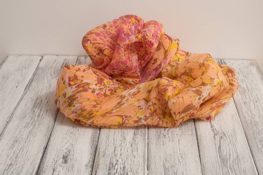 Bayan şal pamuk ve ipek Beyaz ahşap zemin üzerinde yapılmış. Kavramı Uluslararası Kadınlar günü