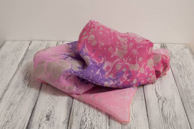 Bayan şal pamuk ve ipek Beyaz ahşap zemin üzerinde yapılmış. Kavramı Uluslararası Kadınlar günü