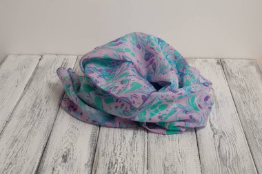 Bayan şal pamuk ve ipek Beyaz ahşap zemin üzerinde yapılmış. Kavramı Uluslararası Kadınlar günü