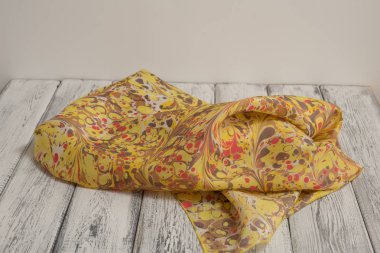 Bayan şal pamuk ve ipek Beyaz ahşap zemin üzerinde yapılmış. Kavramı Uluslararası Kadınlar günü