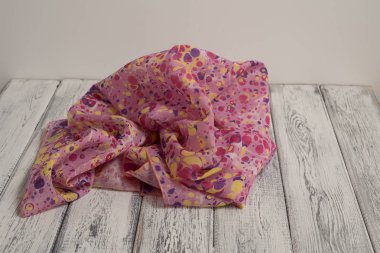 Bayan şal pamuk ve ipek Beyaz ahşap zemin üzerinde yapılmış. Kavramı Uluslararası Kadınlar günü