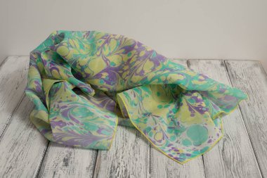 Bayan şal pamuk ve ipek Beyaz ahşap zemin üzerinde yapılmış. Kavramı Uluslararası Kadınlar günü