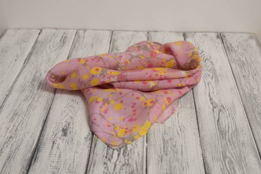 Bayan şal pamuk ve ipek, hafif ahşap arka plan üzerinde yapılmış. Kavramı Uluslararası Kadınlar günü