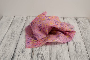 Bayan şal pamuk ve ipek, hafif ahşap arka plan üzerinde yapılmış. Kavramı Uluslararası Kadınlar günü