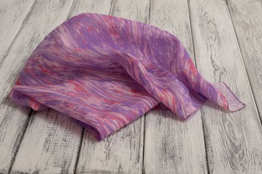 Bayan şal pamuk ve ipek, hafif ahşap arka plan üzerinde yapılmış. Kavramı Uluslararası Kadınlar günü