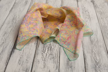 Bayan şal pamuk ve ipek, hafif ahşap arka plan üzerinde yapılmış. Kavramı Uluslararası Kadınlar günü