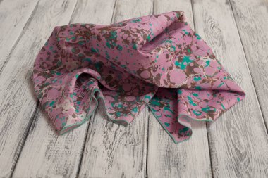 Bayan şal pamuk ve ipek, hafif ahşap arka plan üzerinde yapılmış. Kavramı Uluslararası Kadınlar günü