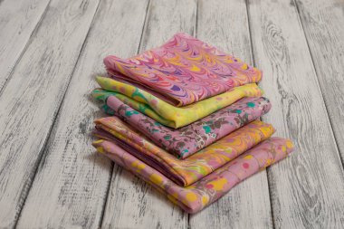 Bayan şal pamuk ve ipek, hafif ahşap arka plan üzerinde yapılmış. Kavramı Uluslararası Kadınlar günü