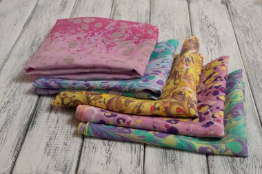 Bayan şal pamuk ve ipek, hafif ahşap arka plan üzerinde yapılmış. Kavramı Uluslararası Kadınlar günü