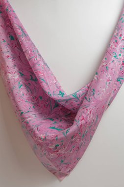 Bayan şal pamuk ve ipek, hafif ahşap arka plan üzerinde yapılmış. Kavramı Uluslararası Kadınlar günü