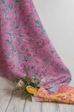 Bayan şal pamuk ve ipek, hafif ahşap arka plan üzerinde yapılmış. Kavramı Uluslararası Kadınlar günü