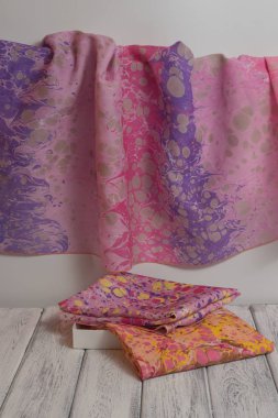 Bayan şal pamuk ve ipek, hafif ahşap arka plan üzerinde yapılmış. Kavramı Uluslararası Kadınlar günü