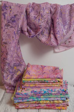 Bayan şal pamuk ve ipek, hafif ahşap arka plan üzerinde yapılmış. Kavramı Uluslararası Kadınlar günü