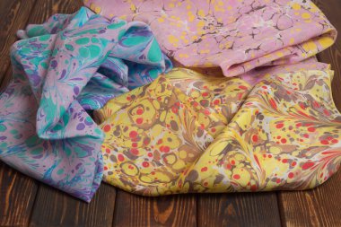 Bayan şal pamuk ve ipek, koyu arka plan üzerinde yapılmış. Dünya Kadınlar Günü için hediye