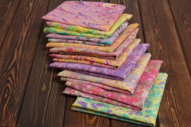 Bayan şal pamuk ve ipek, koyu arka plan üzerinde yapılmış. Dünya Kadınlar Günü için hediye