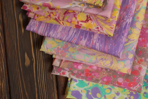 Bayan şal pamuk ve ipek siyah bir ahşap zemin üzerine yapılmış. Dünya Kadınlar Günü için hediye