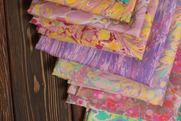 Bayan şal pamuk ve ipek siyah bir ahşap zemin üzerine yapılmış. Dünya Kadınlar Günü için hediye