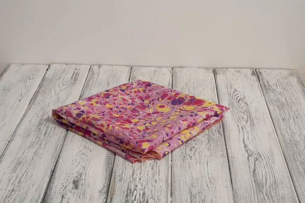 Bayan şal pamuk ve ipek Beyaz ahşap zemin üzerinde yapılmış. Kavramı Uluslararası Kadınlar günü