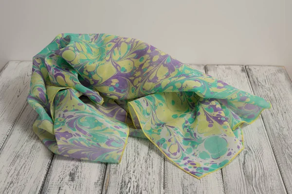 Bayan şal pamuk ve ipek Beyaz ahşap zemin üzerinde yapılmış. Kavramı Uluslararası Kadınlar günü