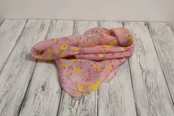 Bayan şal pamuk ve ipek, hafif ahşap arka plan üzerinde yapılmış. Kavramı Uluslararası Kadınlar günü