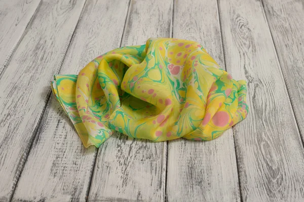 Bayan şal pamuk ve ipek, hafif ahşap arka plan üzerinde yapılmış. Kavramı Uluslararası Kadınlar günü