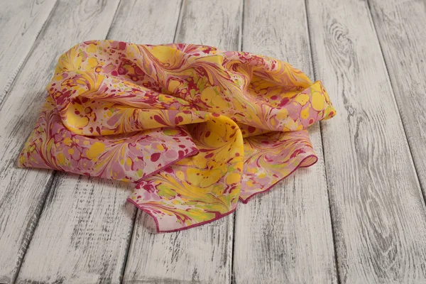 Bayan şal pamuk ve ipek, hafif ahşap arka plan üzerinde yapılmış. Kavramı Uluslararası Kadınlar günü