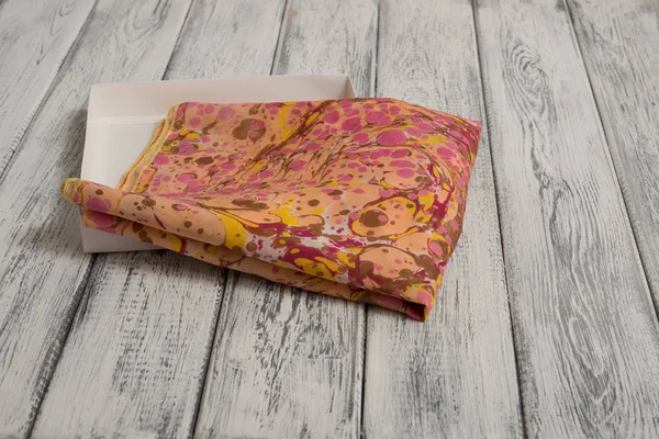 Bayan şal pamuk ve ipek, hafif ahşap arka plan üzerinde yapılmış. Kavramı Uluslararası Kadınlar günü