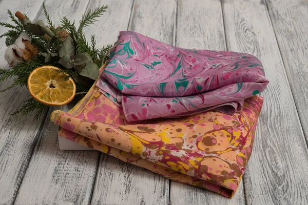 Bayan şal pamuk ve ipek, hafif ahşap arka plan üzerinde yapılmış. Kavramı Uluslararası Kadınlar günü