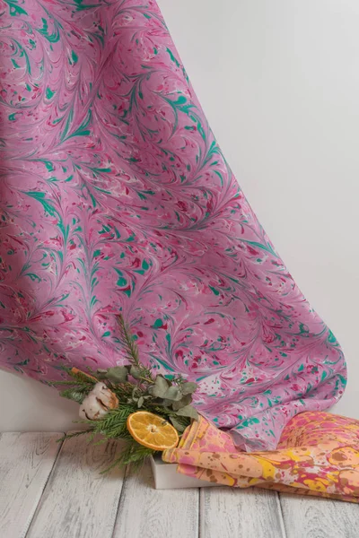 Bayan şal pamuk ve ipek, hafif ahşap arka plan üzerinde yapılmış. Kavramı Uluslararası Kadınlar günü