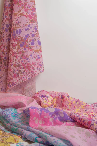 Bayan şal pamuk ve ipek, hafif ahşap arka plan üzerinde yapılmış. Kavramı Uluslararası Kadınlar günü