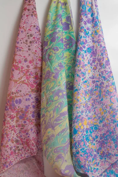 Bayan şal pamuk ve ipek, hafif ahşap arka plan üzerinde yapılmış. Kavramı Uluslararası Kadınlar günü