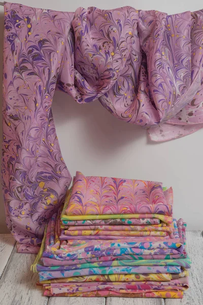 Bayan şal pamuk ve ipek, hafif ahşap arka plan üzerinde yapılmış. Kavramı Uluslararası Kadınlar günü