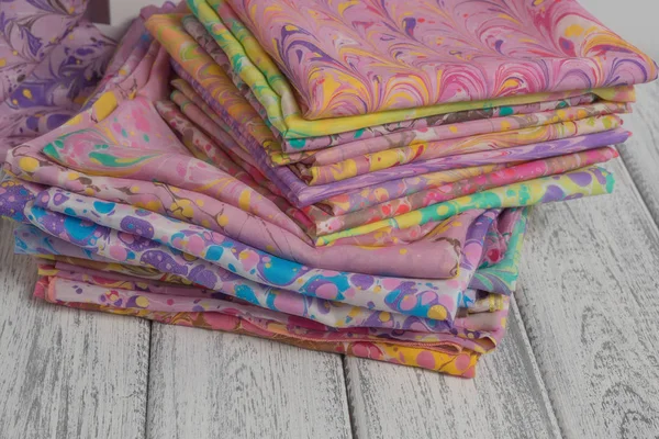 Bayan şal pamuk ve ipek, hafif ahşap arka plan üzerinde yapılmış. Kavramı Uluslararası Kadınlar günü