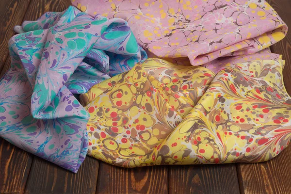 Bayan şal pamuk ve ipek, koyu arka plan üzerinde yapılmış. Dünya Kadınlar Günü için hediye