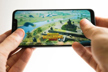 Sochi, Rusya Federasyonu-Aralık 25, 2018: Bir adam akıllı Pubg Fps oyunda oynuyor