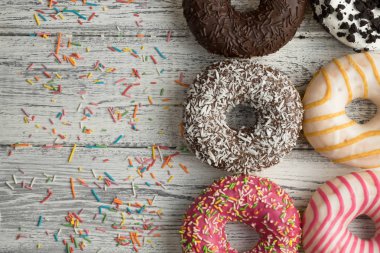 Beyaz ahşap zemin üzerine krema ile bir çörek.