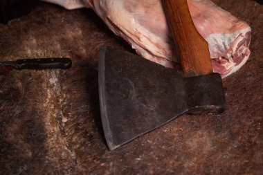 Doğrama tahtası üzerinde et ve baltayı kabin yatıyor