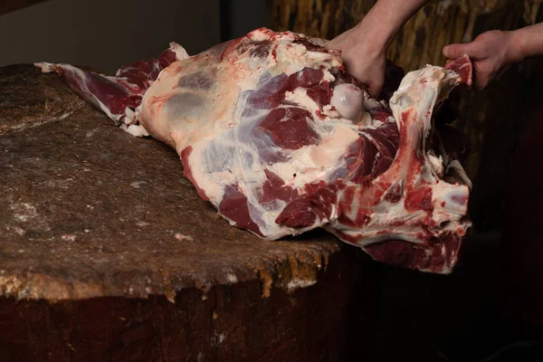 Primer Plano Las Manos Carnicero Cortando Rebanadas Carne Cruda — Foto de Stock