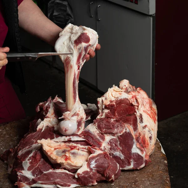 Carnicero Está Cortando Carne Para Venta — Foto de Stock