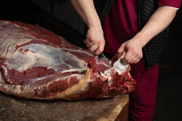 Carnicero Está Cortando Una Gran Canal Carne — Foto de Stock