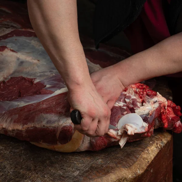 Carnicero Está Cortando Una Gran Canal Carne — Foto de Stock