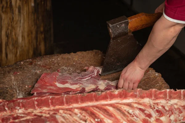 Carnicero Está Cortando Carne Con Hacha — Foto de Stock