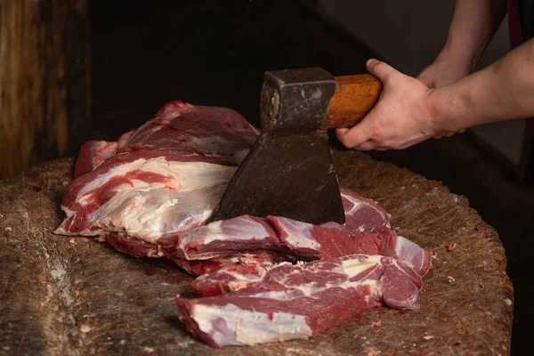 Carnicero Está Cortando Carne Con Hacha — Foto de Stock