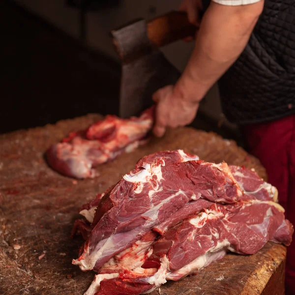 Carnicero Está Cortando Carne Con Hacha —  Fotos de Stock