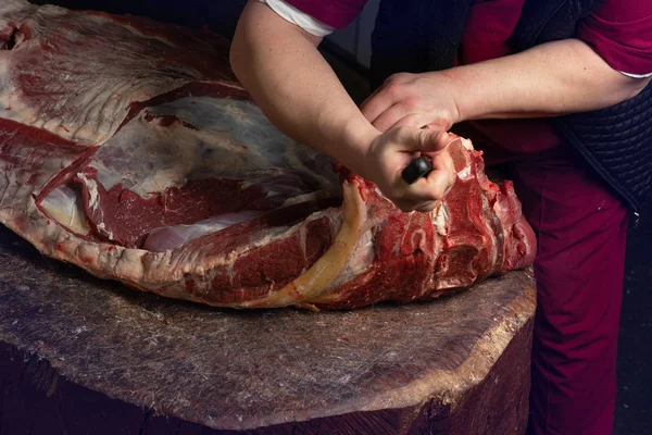 Carnicero Corta Una Gran Canal Carne — Foto de Stock