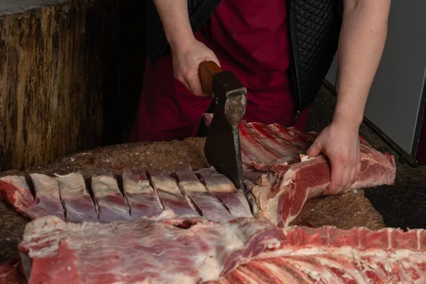 Carnicero Picando Carne Con Hacha — Foto de Stock