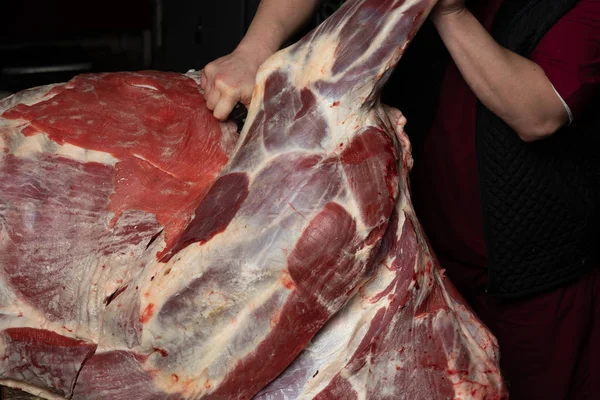 Carnicero Cortando Una Gran Canal Carne Vacuno — Foto de Stock