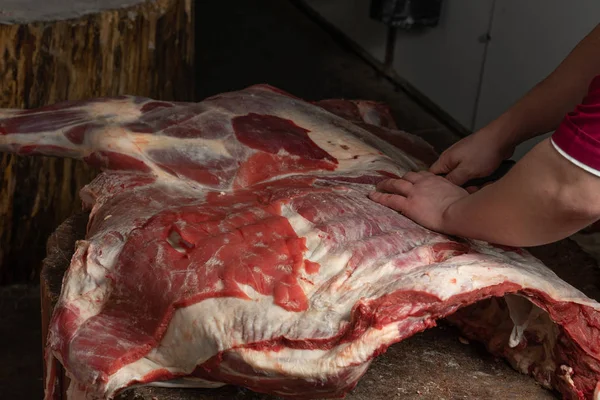 Gran Trozo Carne Cortado Por Carnicero — Foto de Stock