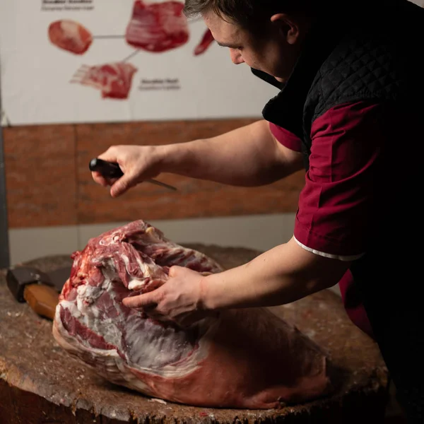 Carnicero Corta Carne Cordero Mercado — Foto de Stock