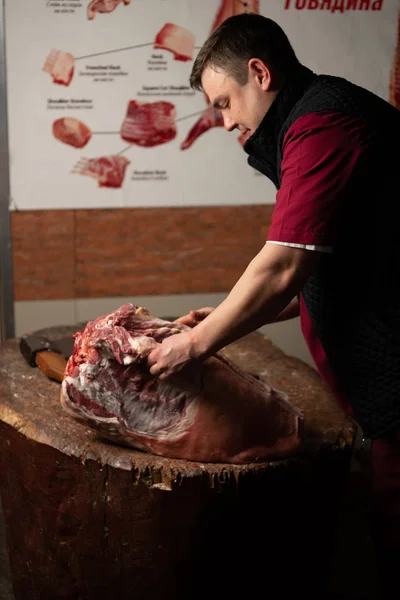 Carnicero Corta Carne Cordero Mercado — Foto de Stock